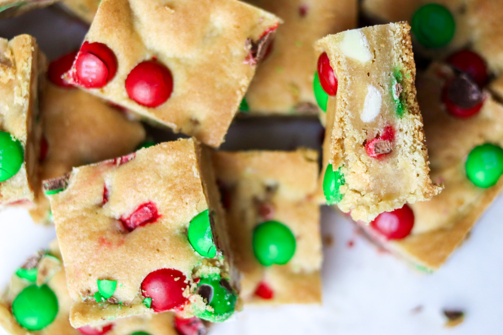 the BEST m&m blondies – perfect for the holidays !