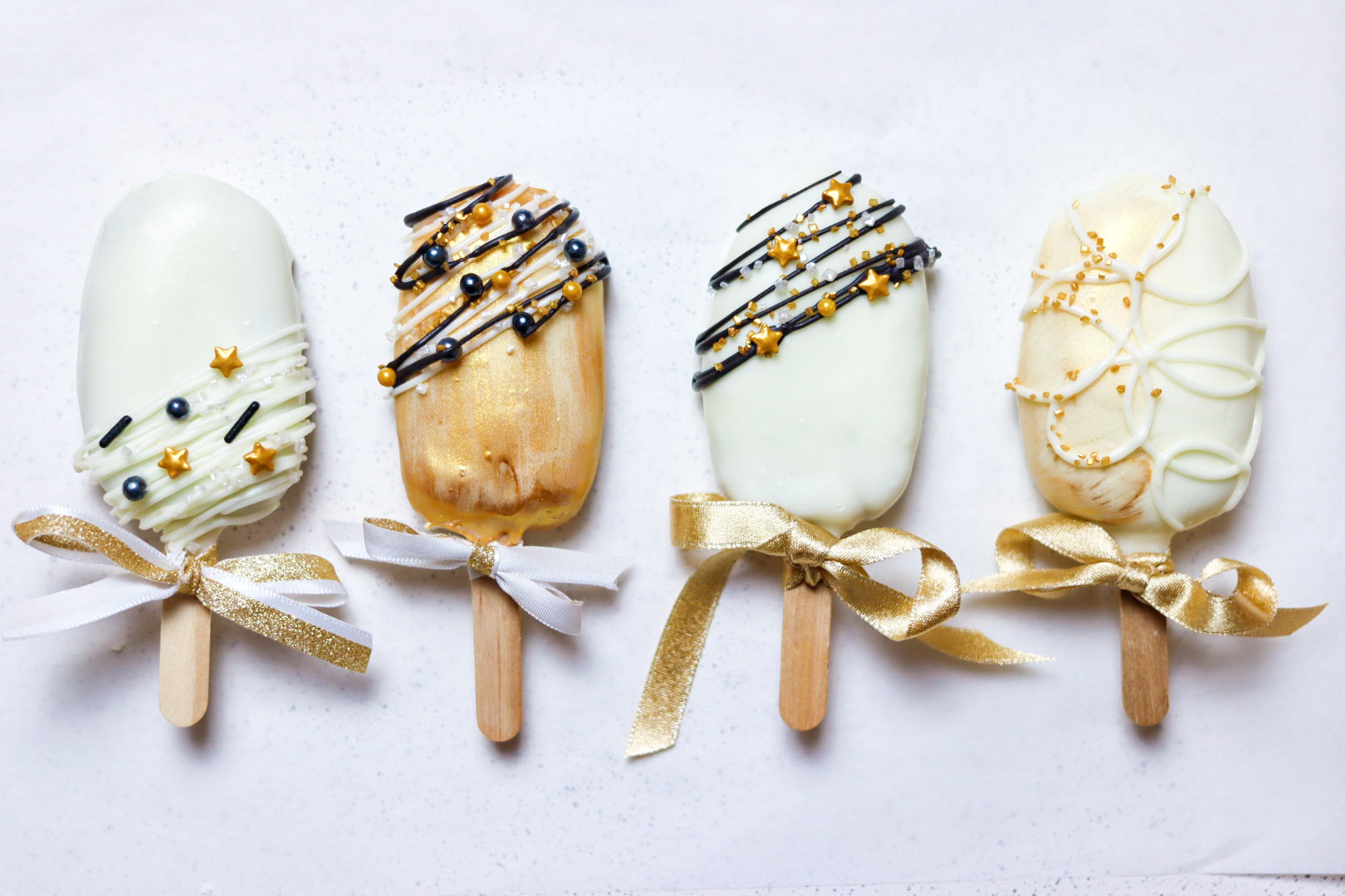 8 easy steps to make cakesicles – A fun way to bring in the new year with New Years cakesicles !