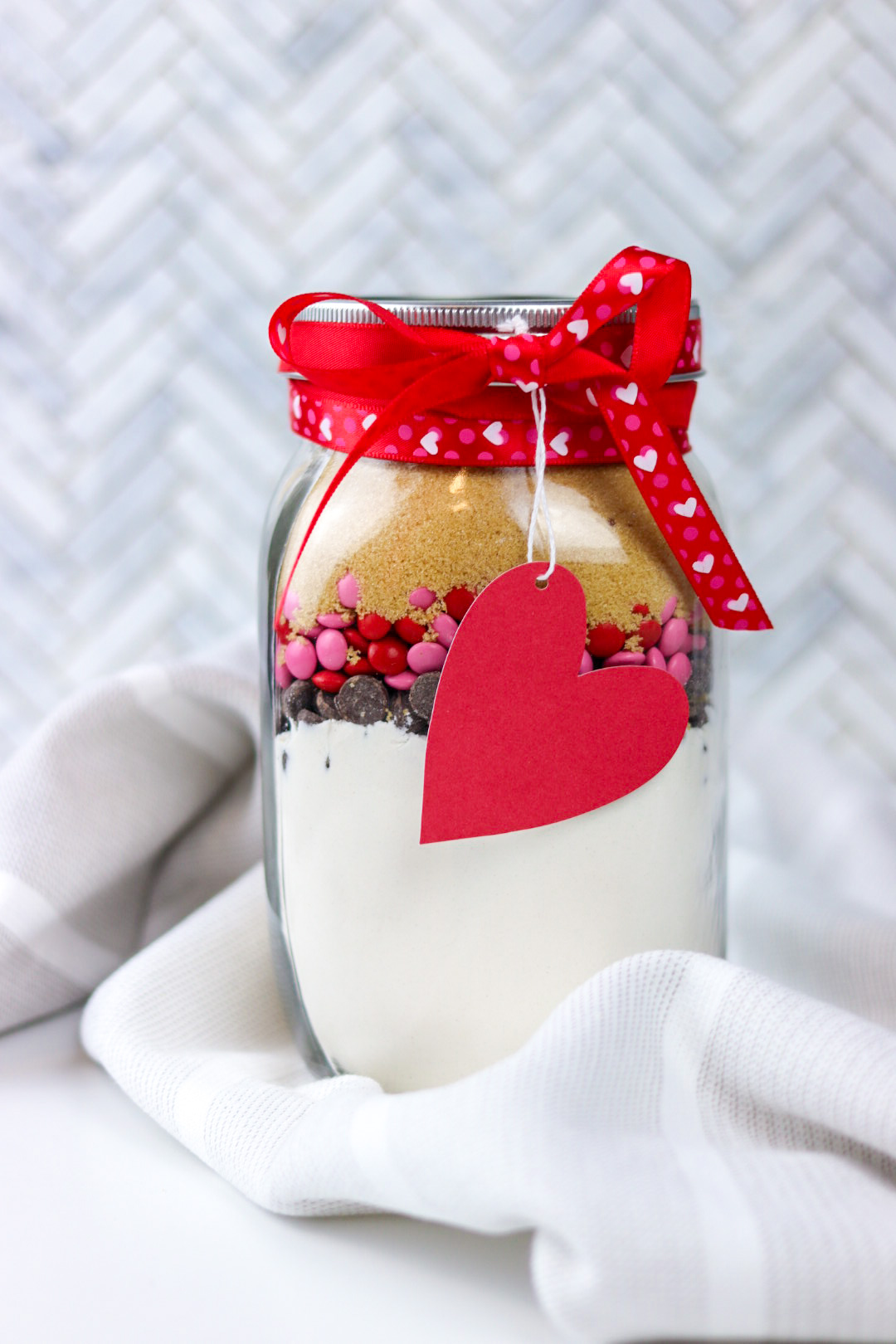 a DIY for your valentine(s) – chocolate chip cookies in a jar